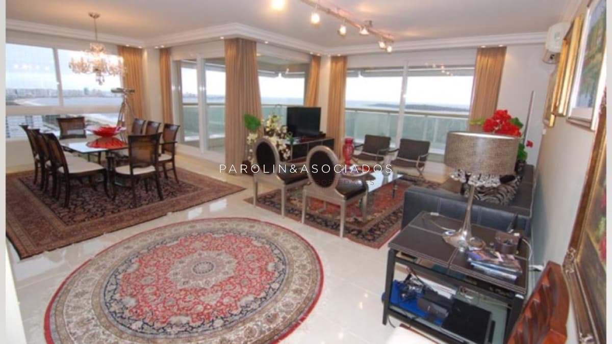 Apartamento en venta de 4 dormitorios en Punta del Este.
