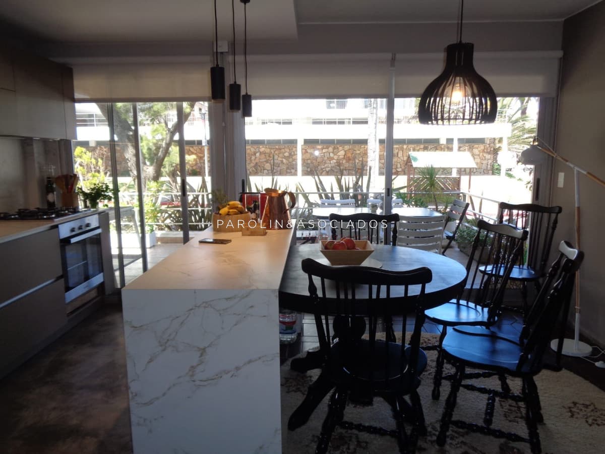 Apartamento de 2 dormitorios en venta en Península, Punta del Este.