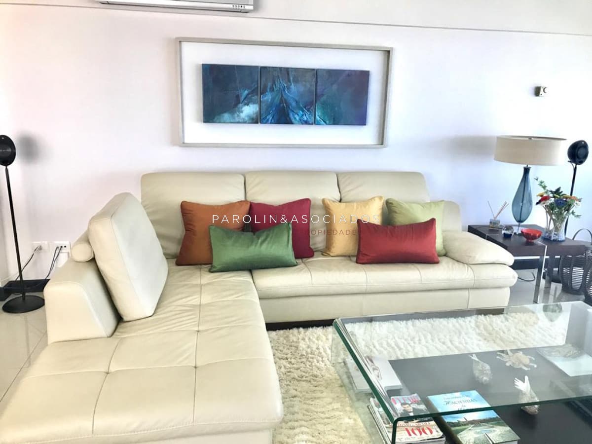 Apartamento en venta de 3 dormitorios en Torre Lobos, Punta del Este.