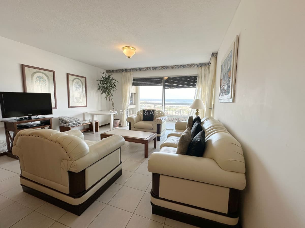 Apartamento en venta de 3 dormitorios en Torreon, Punta del Este.