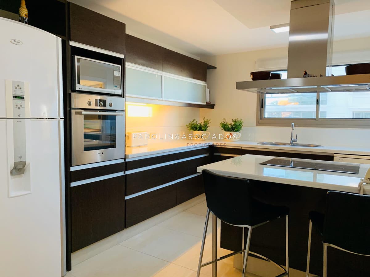 Apartamento de 4 dormitorios en venta en torre Imperiale, Punta del Este.