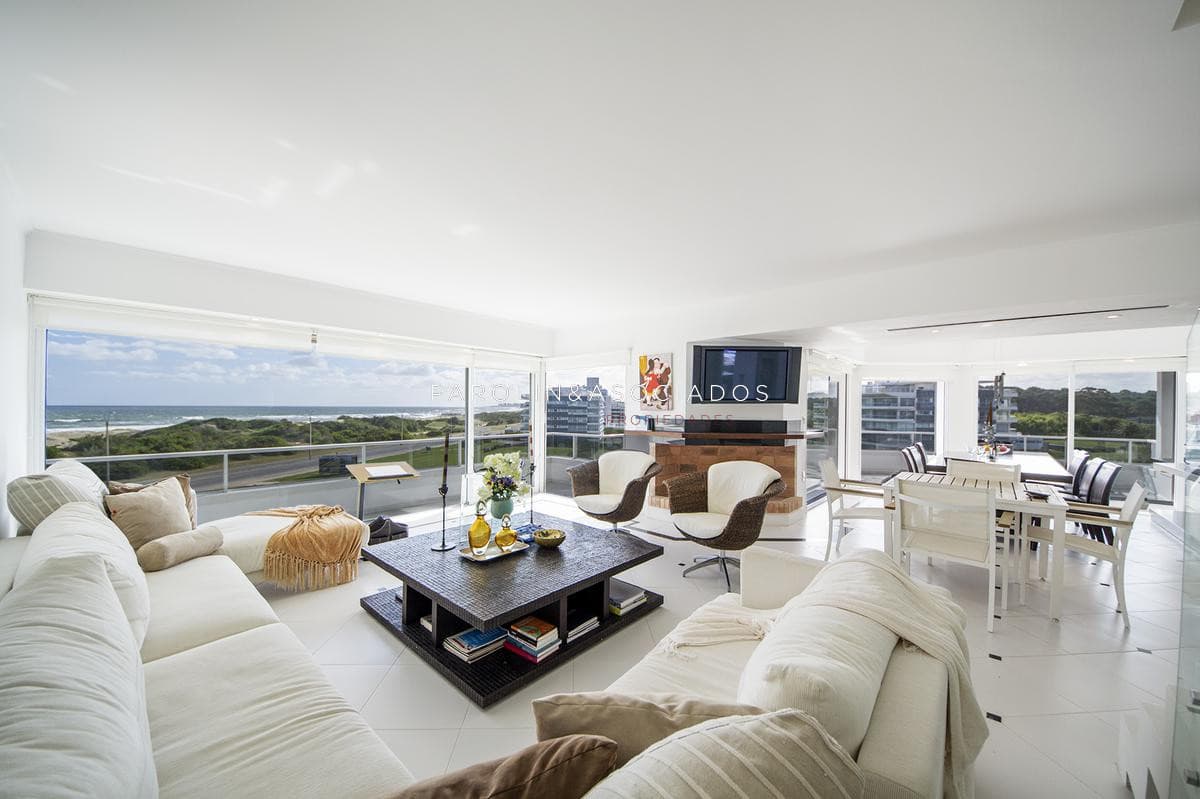 Hermoso triplex en venta en Aguas Azules, Punta del Este.