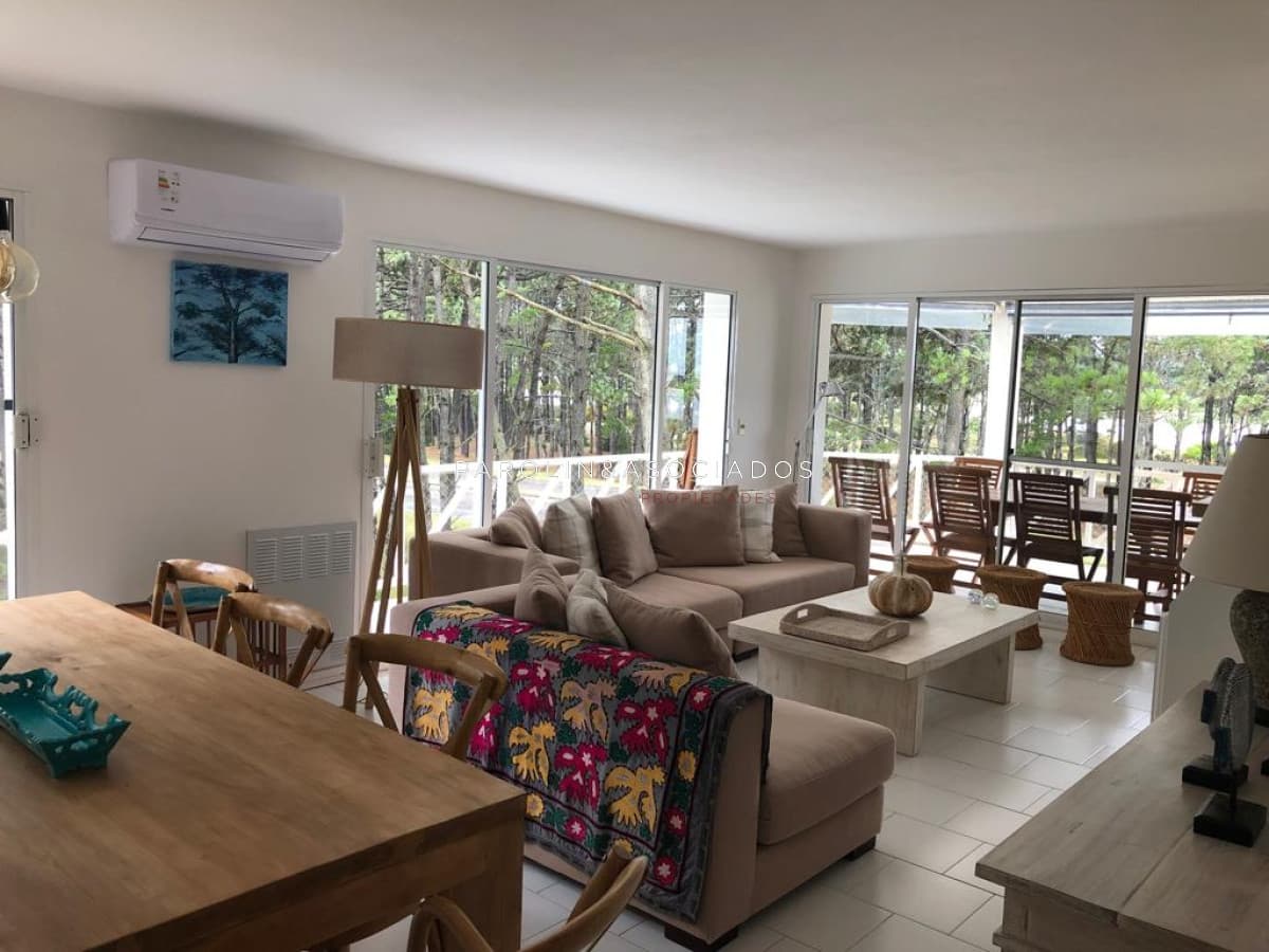 Apartamento en venta de 2 dormitorios y dependencia en Brava, Punta del Este.