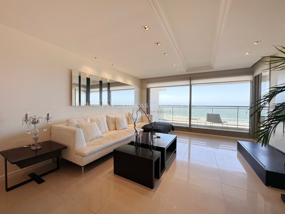 Apartamento en venta de 3 dormitorios en torre Imperiale, Punta del Este.