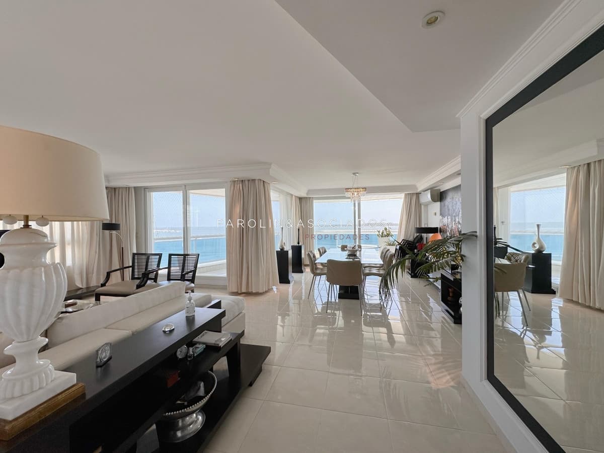 Apartamento de 3 dormitorios en suite en edificio Millenium, Punta del Este.