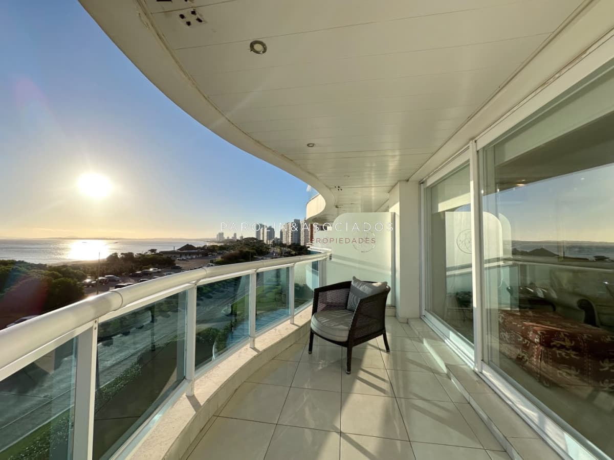 Departamento en Venta de 3 Dormitorios en Millenium Tower, Playa Mansa Punta del Este