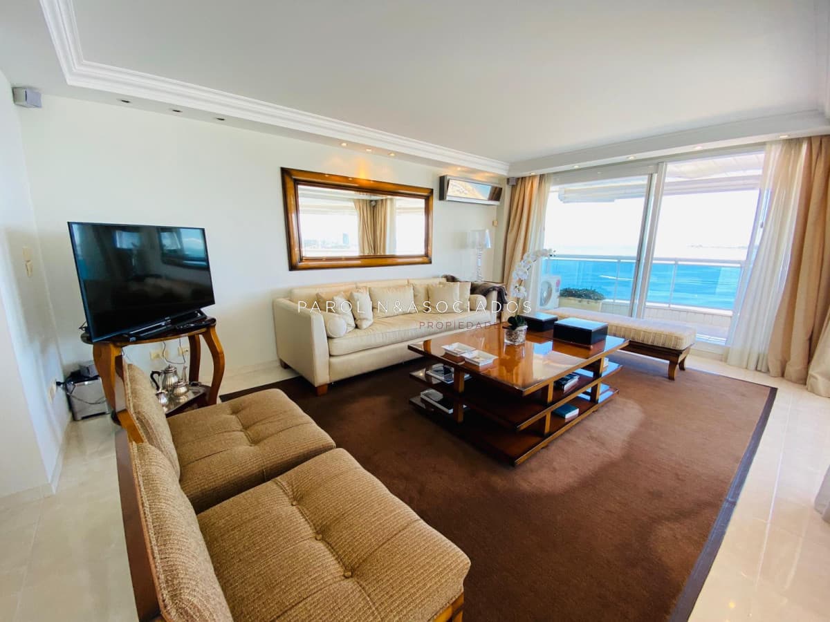 Apartamento en venta de 3 dormitorios en Millenium Tower, Punta del Este.