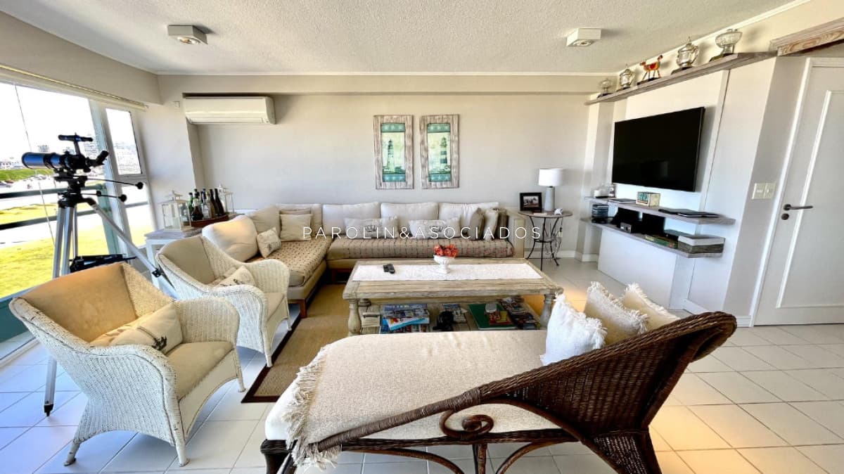 Apartamentos de 3 dormitorios en venta en Martinique, Punta del Este.