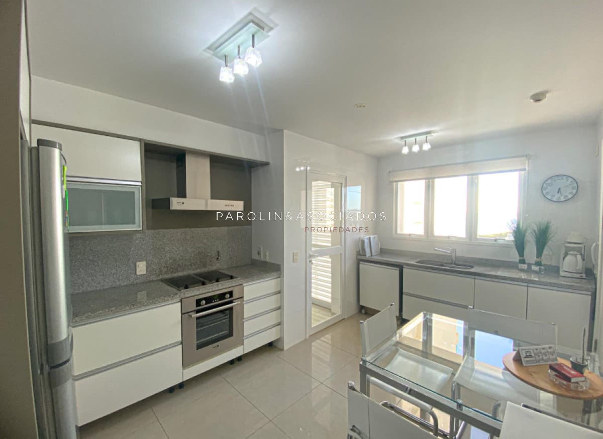 Apartamento en venta de 4 dormitorios mas dependencia de servicio en Aquarela, Playa Mansa