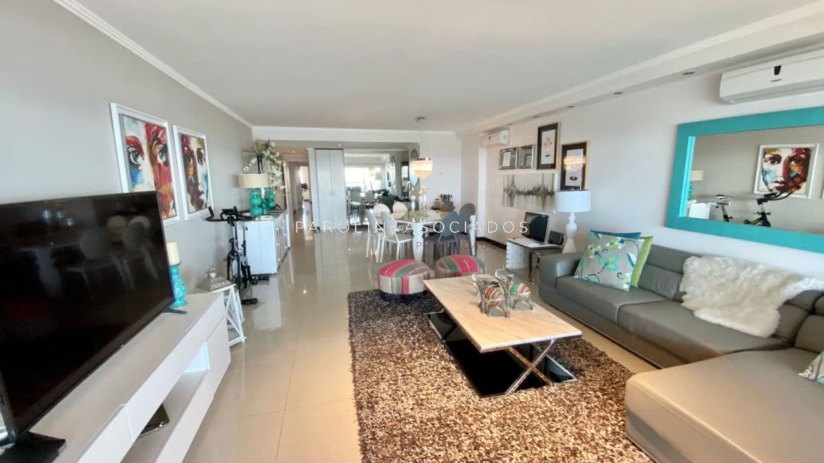 Hermoso apartamento en venta en Torre Lobos, Punta del Este.