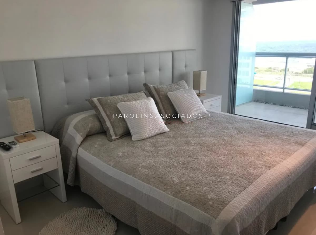 Apartamento de 2 dormitorios en venta en Look Tower, Punta del Este.