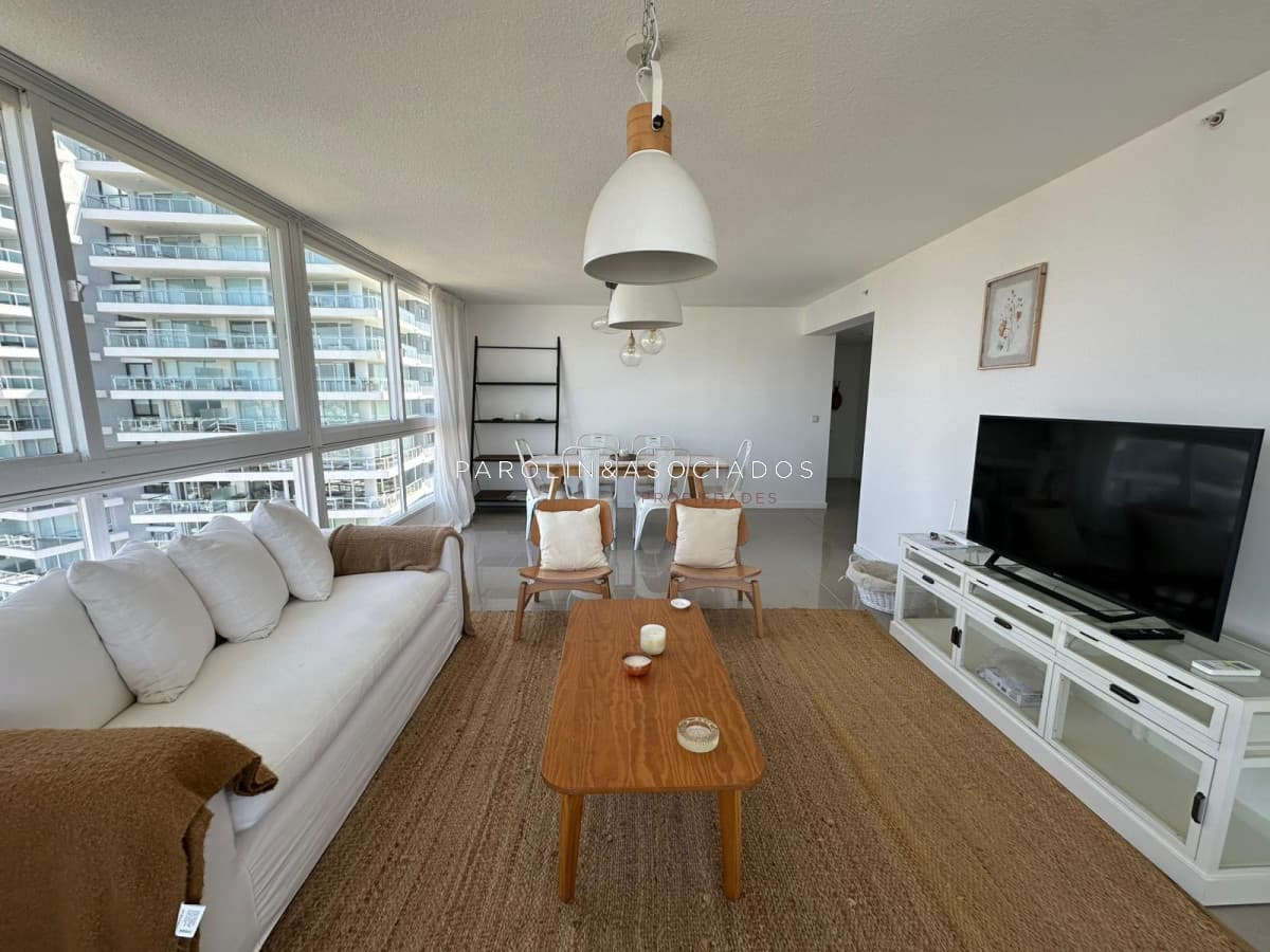 Apartamento en venta de 2 Dormitorios en Torre One, Playa Brava Punta del Este.