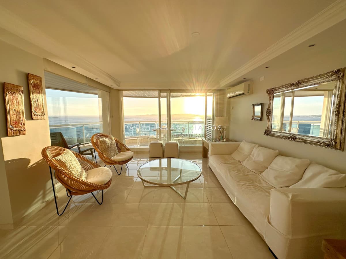 Apartamento en venta de 3 dormitorios en Millenium Tower, Punta del Este.