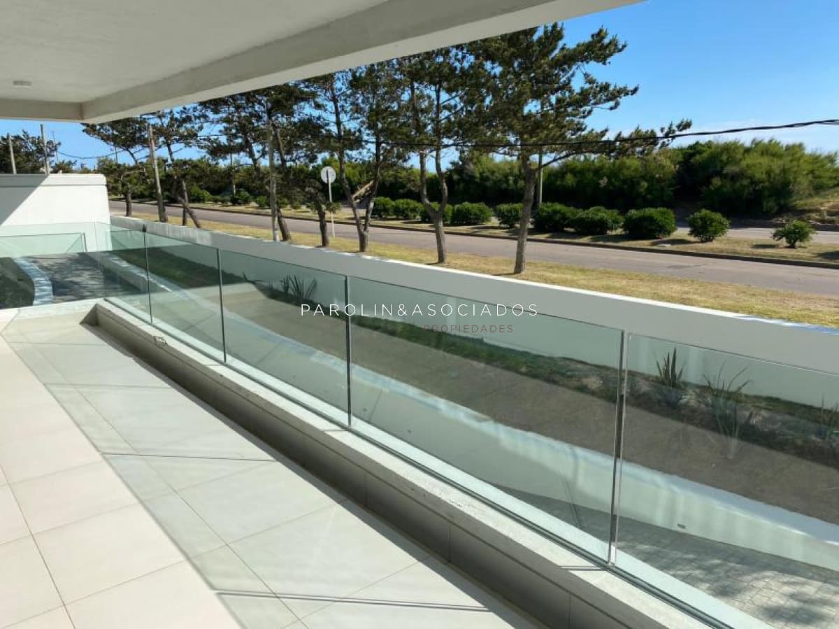 Apartamento en venta de 3 dormitorios en edificio Horizonte, Punta del Este.
