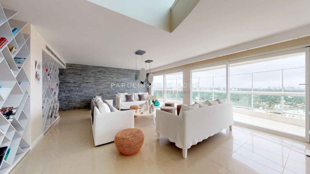 Penthouse en venta de 4 dormitorios en torre Aquarela, Punta del Este.