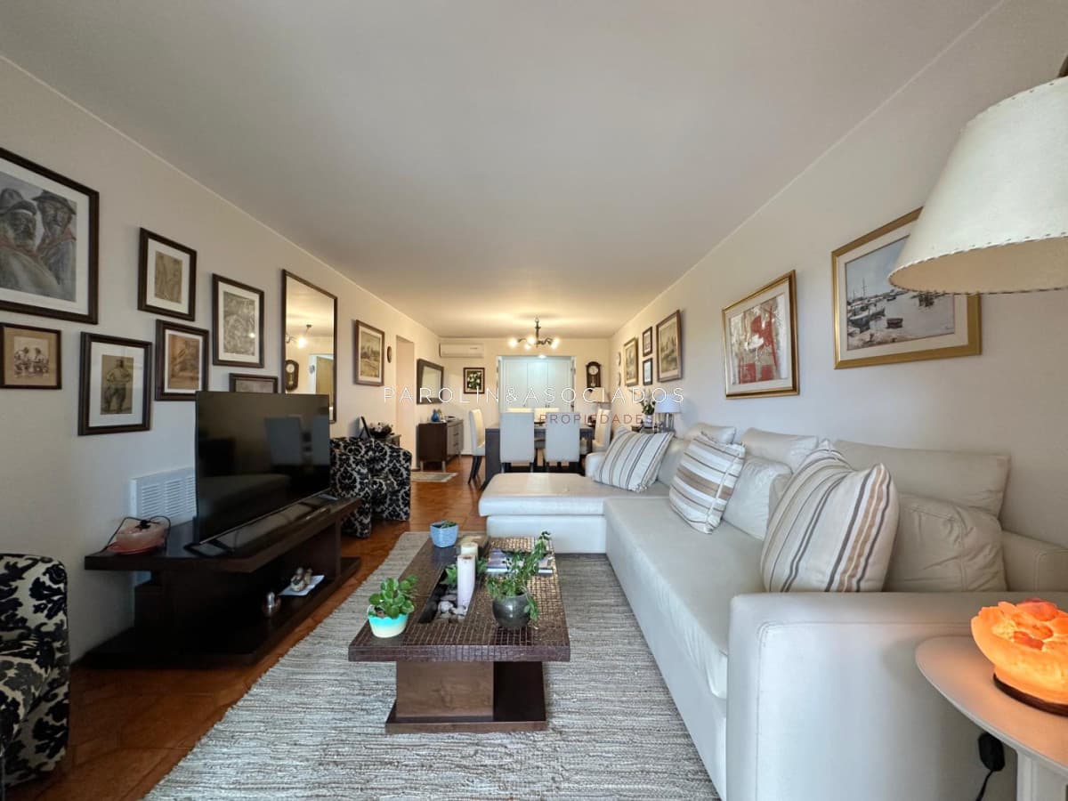 Departamento en Venta de 3 Dormitorios + dependencia en Playa Mansa, Punta del Este