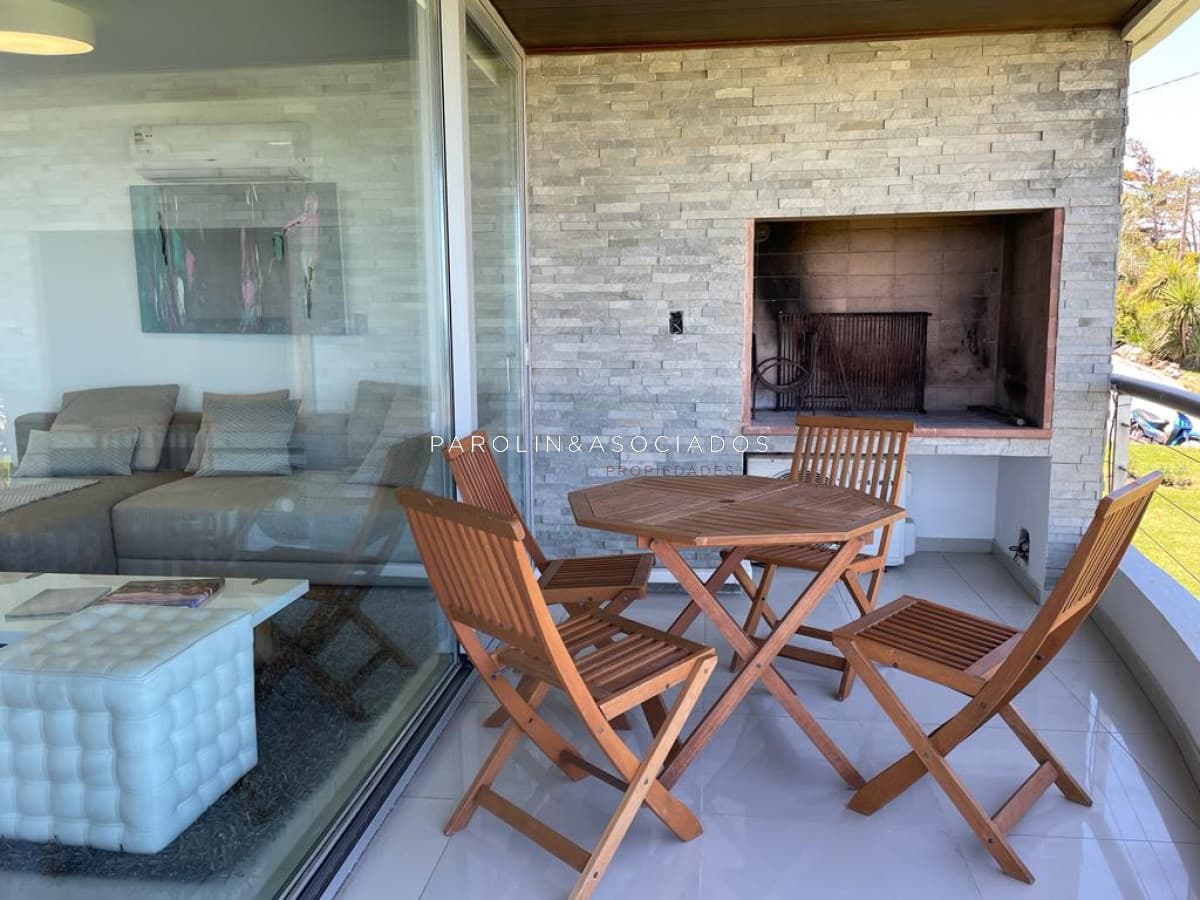 Apartamento en venta de 3 dormitorios en edificio Isabel, Punta del Este.