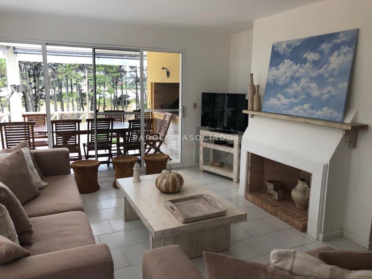 Apartamento en venta de 2 dormitorios y dependencia en Brava, Punta del Este.
