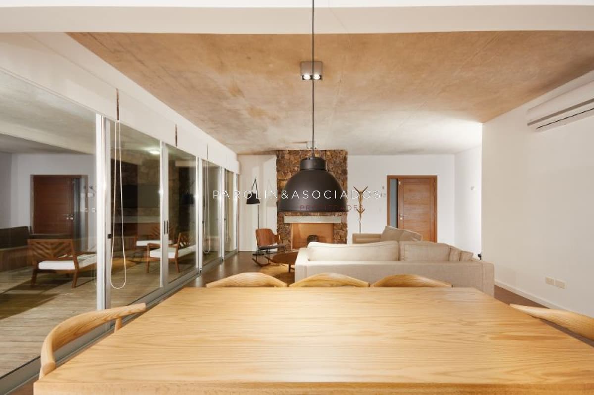 Apartamento en venta de 2 dormitorios en Punta del Este.