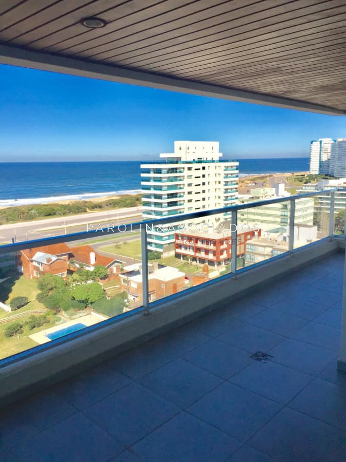 Excelente apartamento en venta de 2 dormitorios en Punta del Este.
