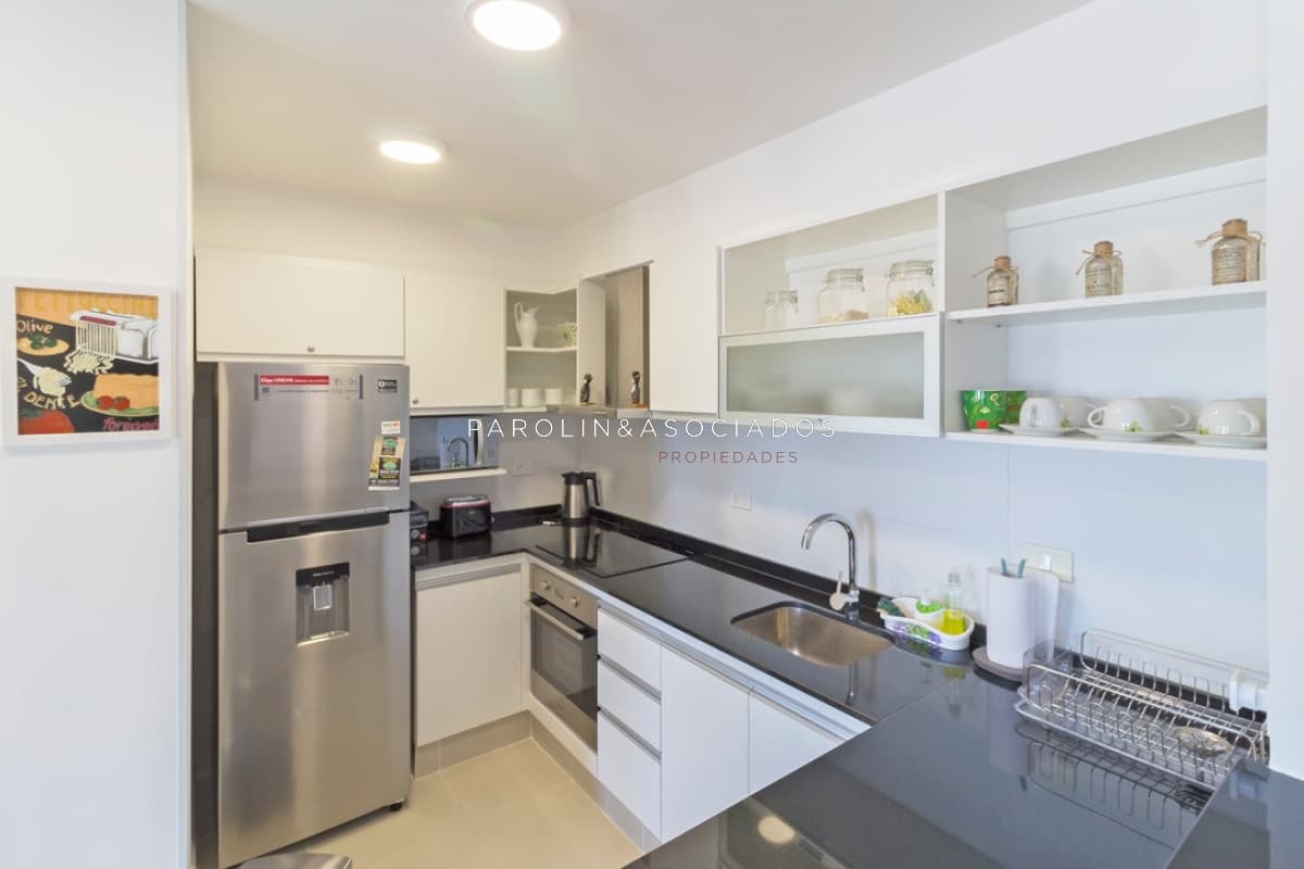 Apartamento de 2 dormitorios en venta en edificio Arenas del Mar, Punta del Este.