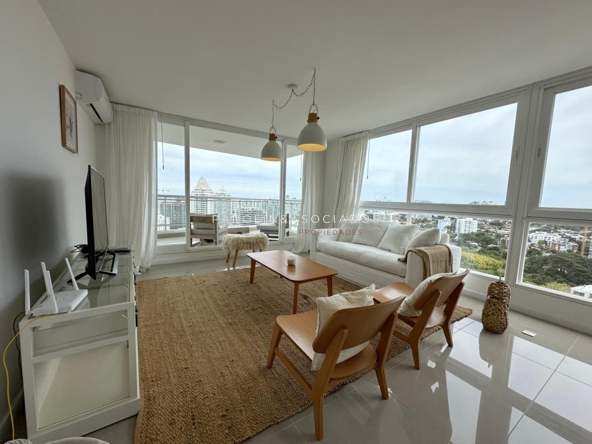 Apartamento en venta de 2 Dormitorios en Torre One, Playa Brava Punta del Este.