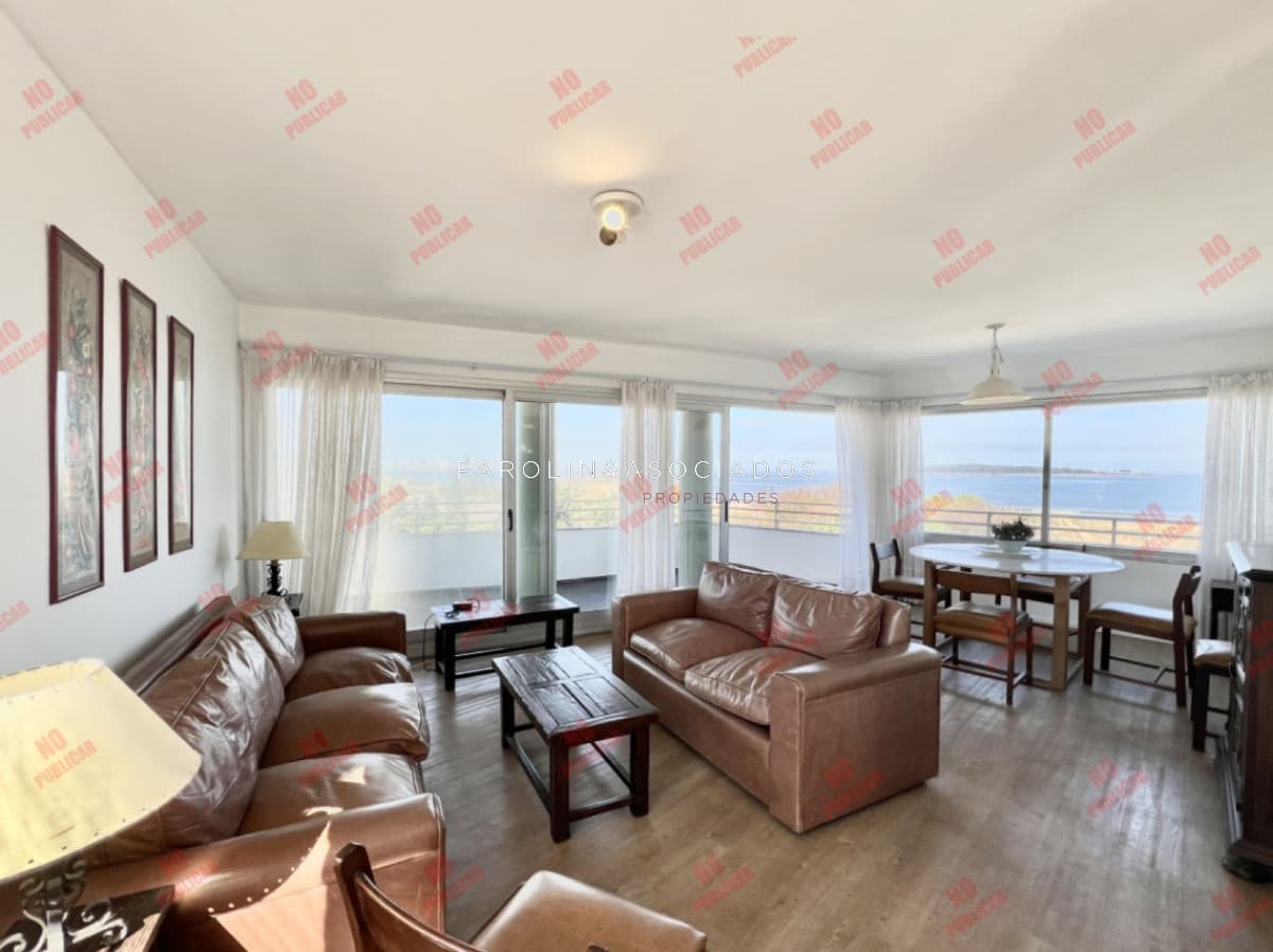 Departamento en Venta de 3 Dormitorios + dependencia en Playa Mansa, Punta del Este