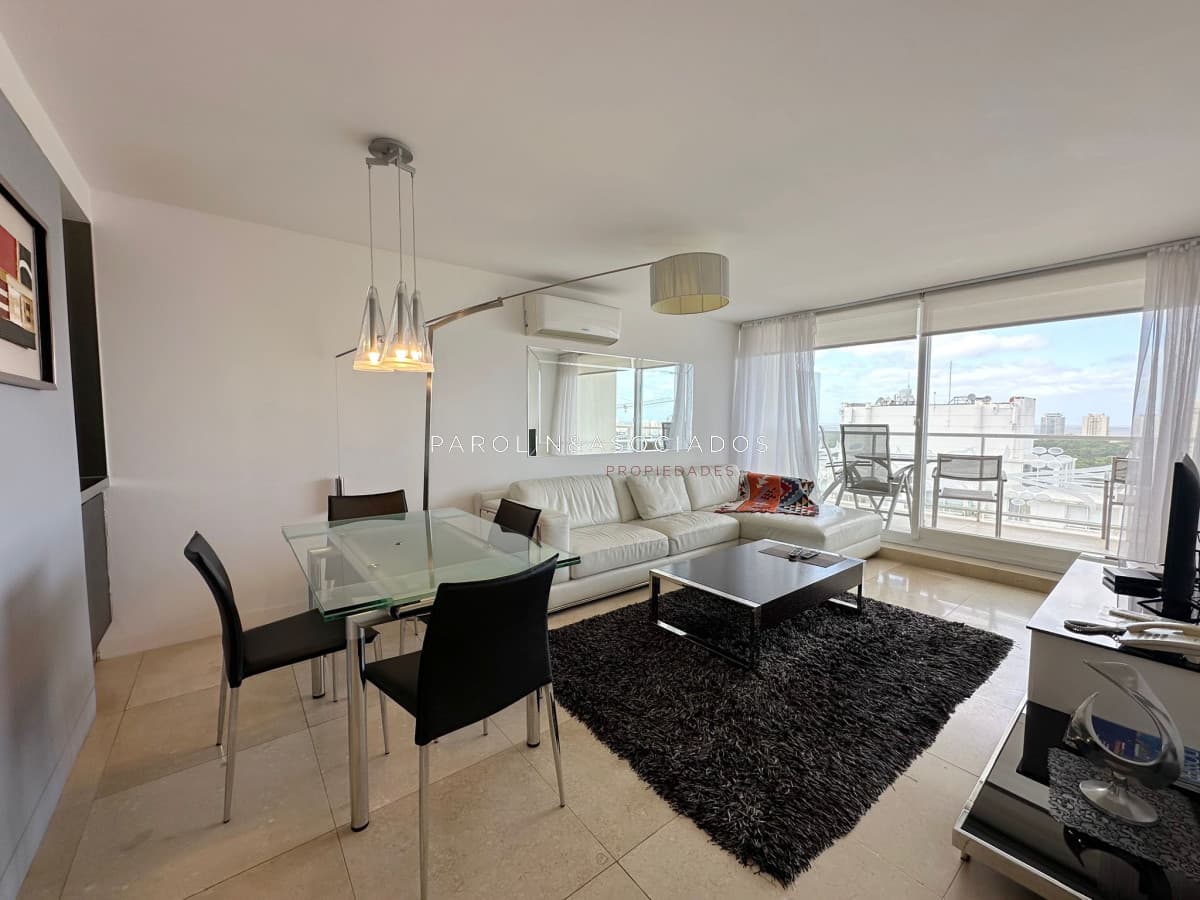 Apartamento de 1 dormitorio y medio en torre Yoo, Punta del Este.