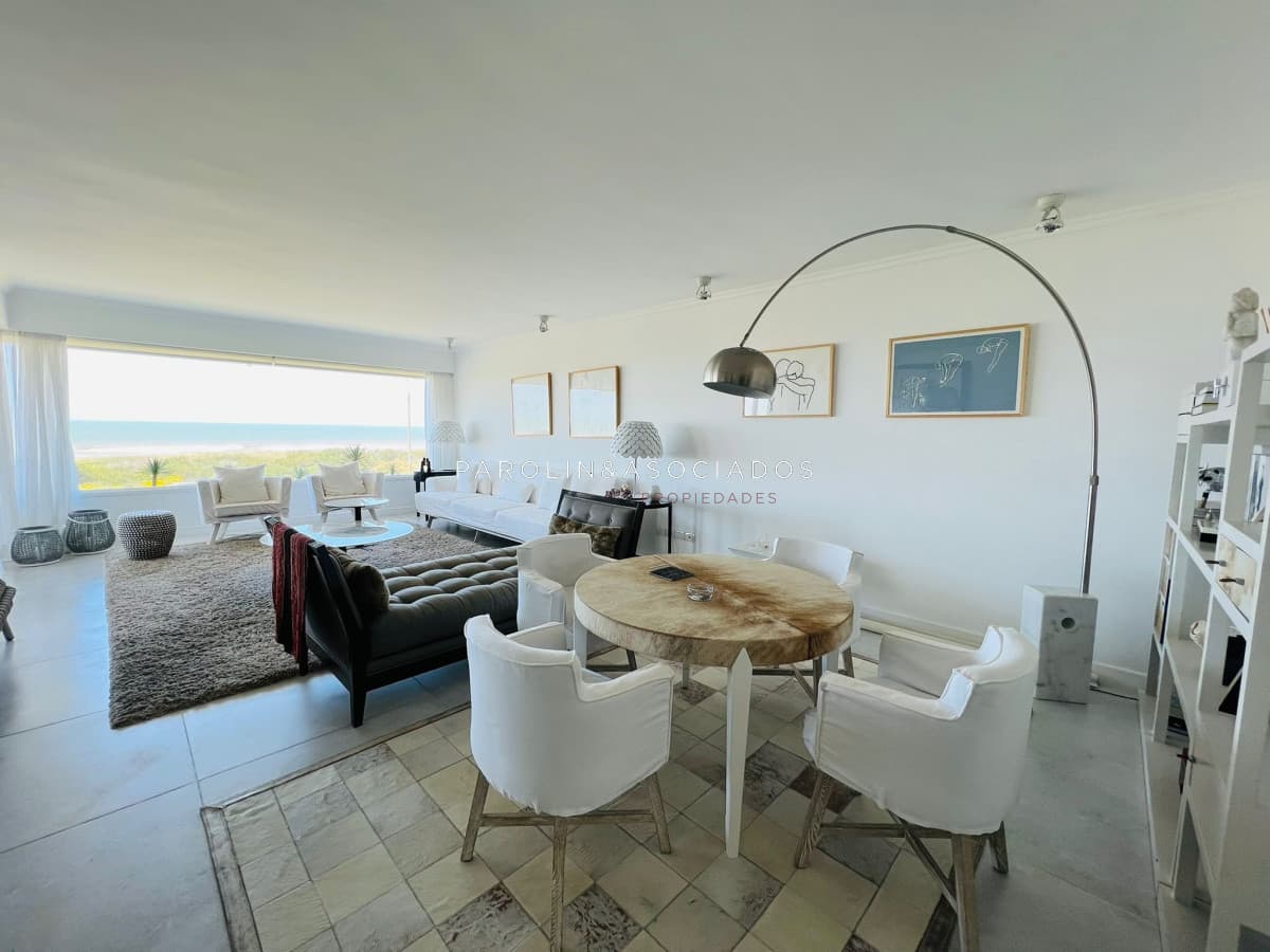 Semipiso de 3 dormitorios + dependencia en edificio Aqualina, Punta del Este.