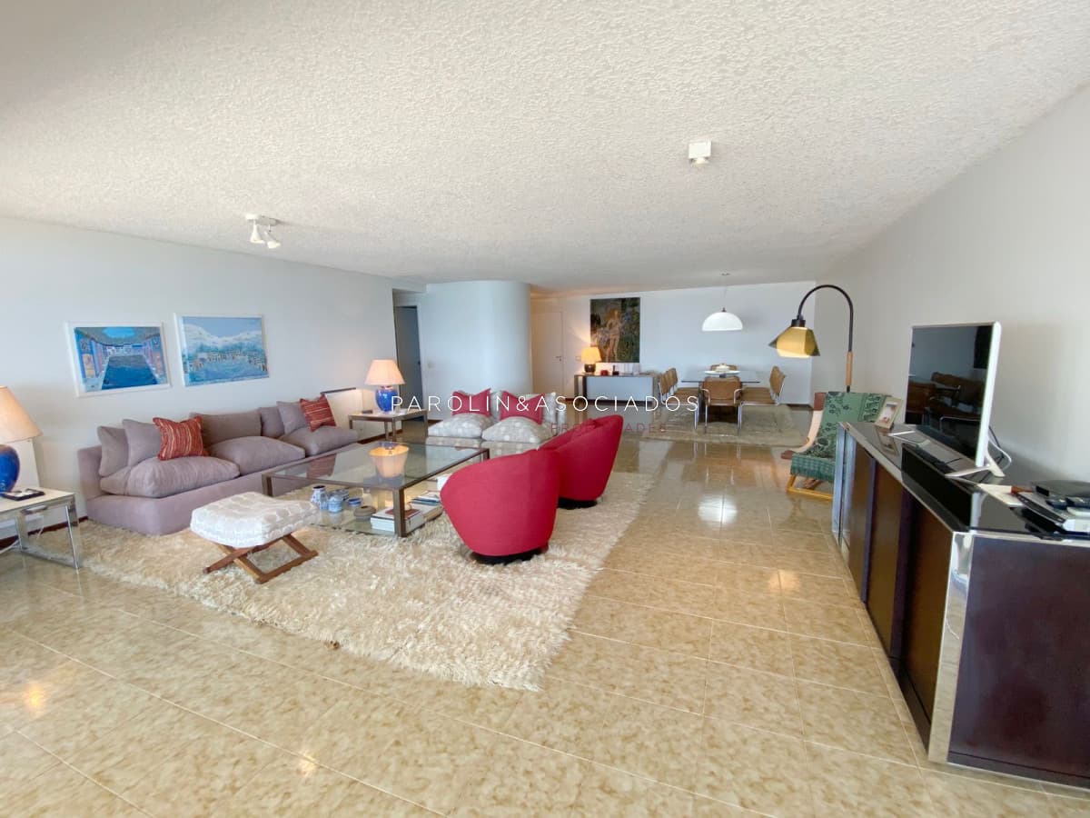 Apartamento en venta de 3 dormitorios en edificio Estrella de Mar, Punta del Este.