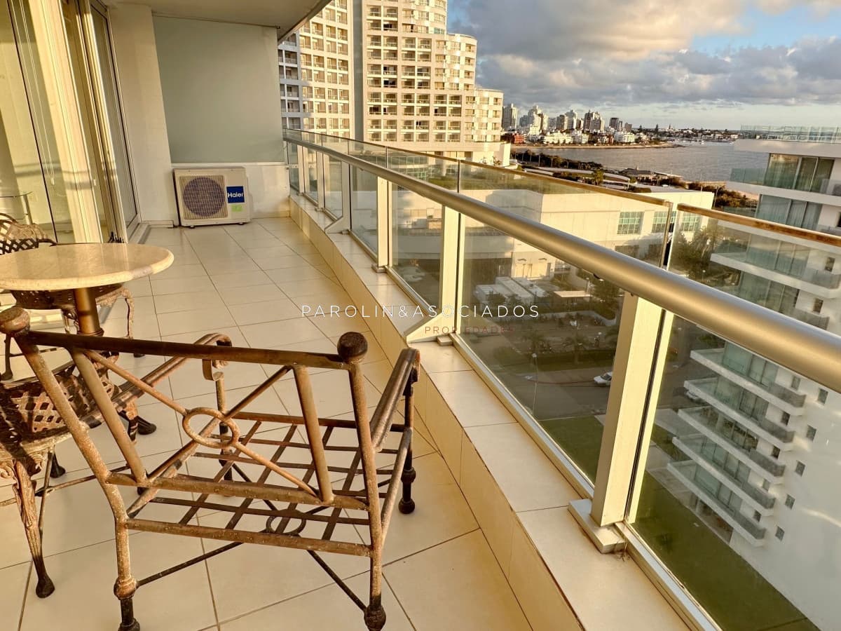 Apartamento en venta de 2 dormitorios en Torre Season, Punta del Este.