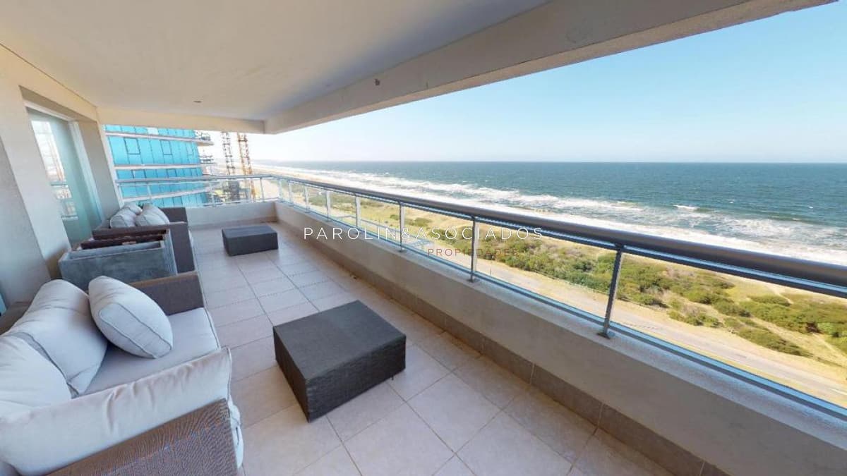 Excelente apartamento en venta en Torre Lobos, Punta del Este.