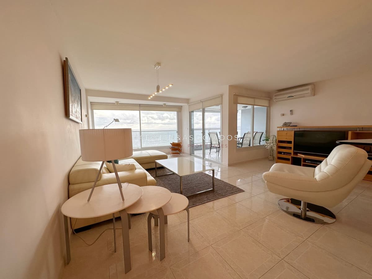 Apartamento en venta de 3 dormitorios en Beverly Tower, Punta del Este.