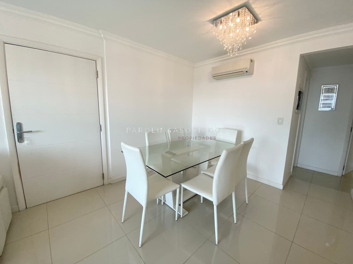 Apartamento en venta con 2 suites en Casino Tower, Punta del Este.