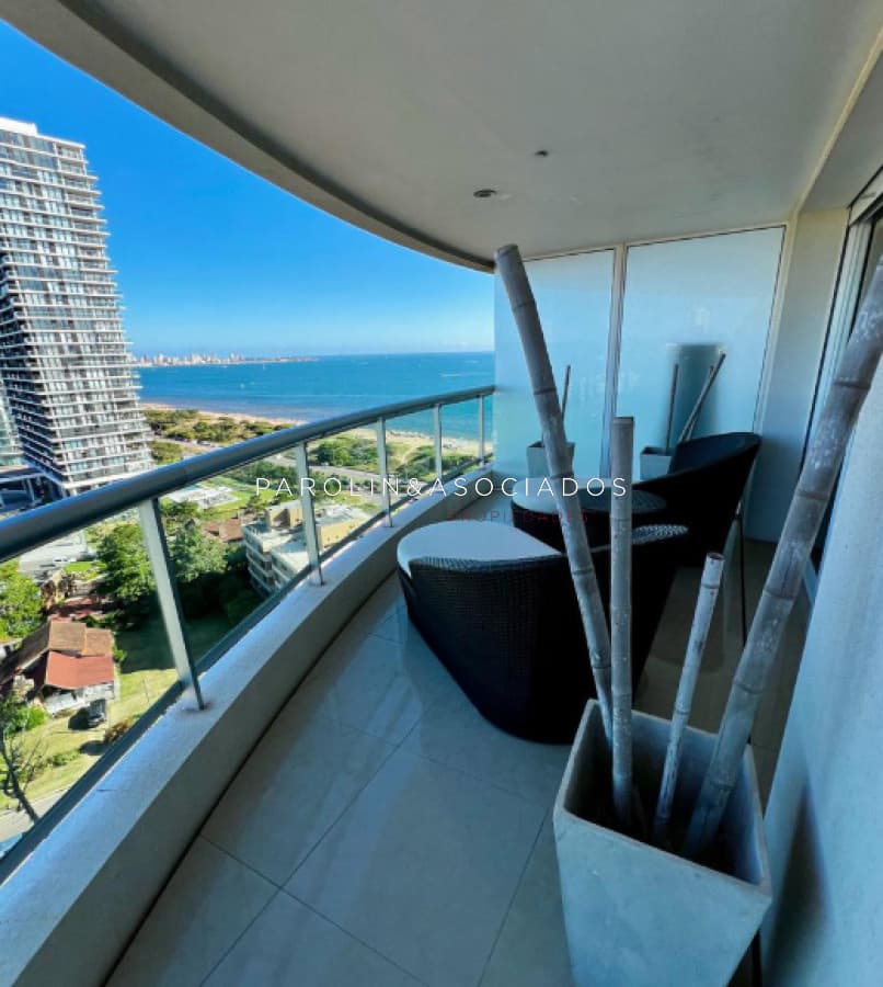 Apartamento en venta de 2 dormitorios y dependencia en torre Aquarela, Punta del Este.