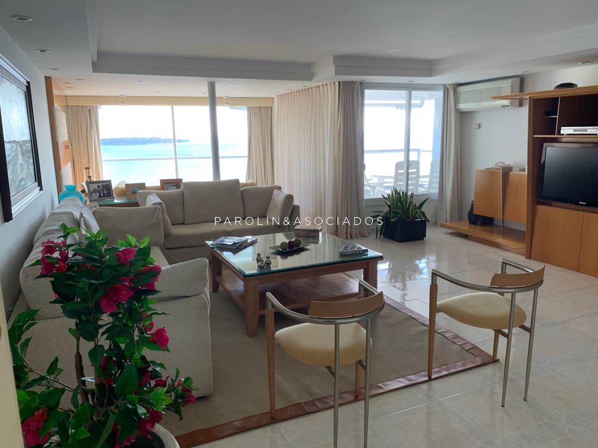 Apartamento en venta en Beverly Tower, Punta del Este.
