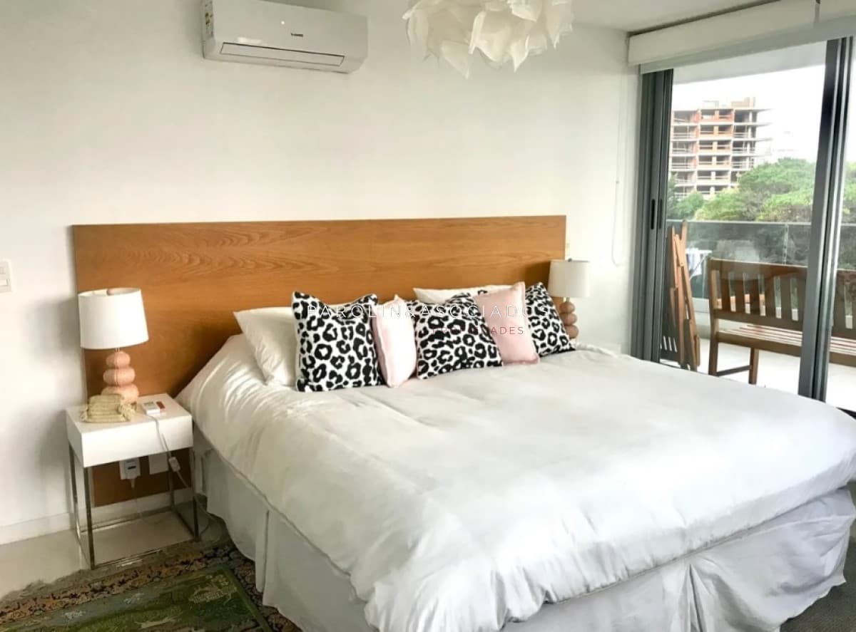 Apartamento en venta de 2 dormitorios en Torre Esmeralda, Punta del Este.