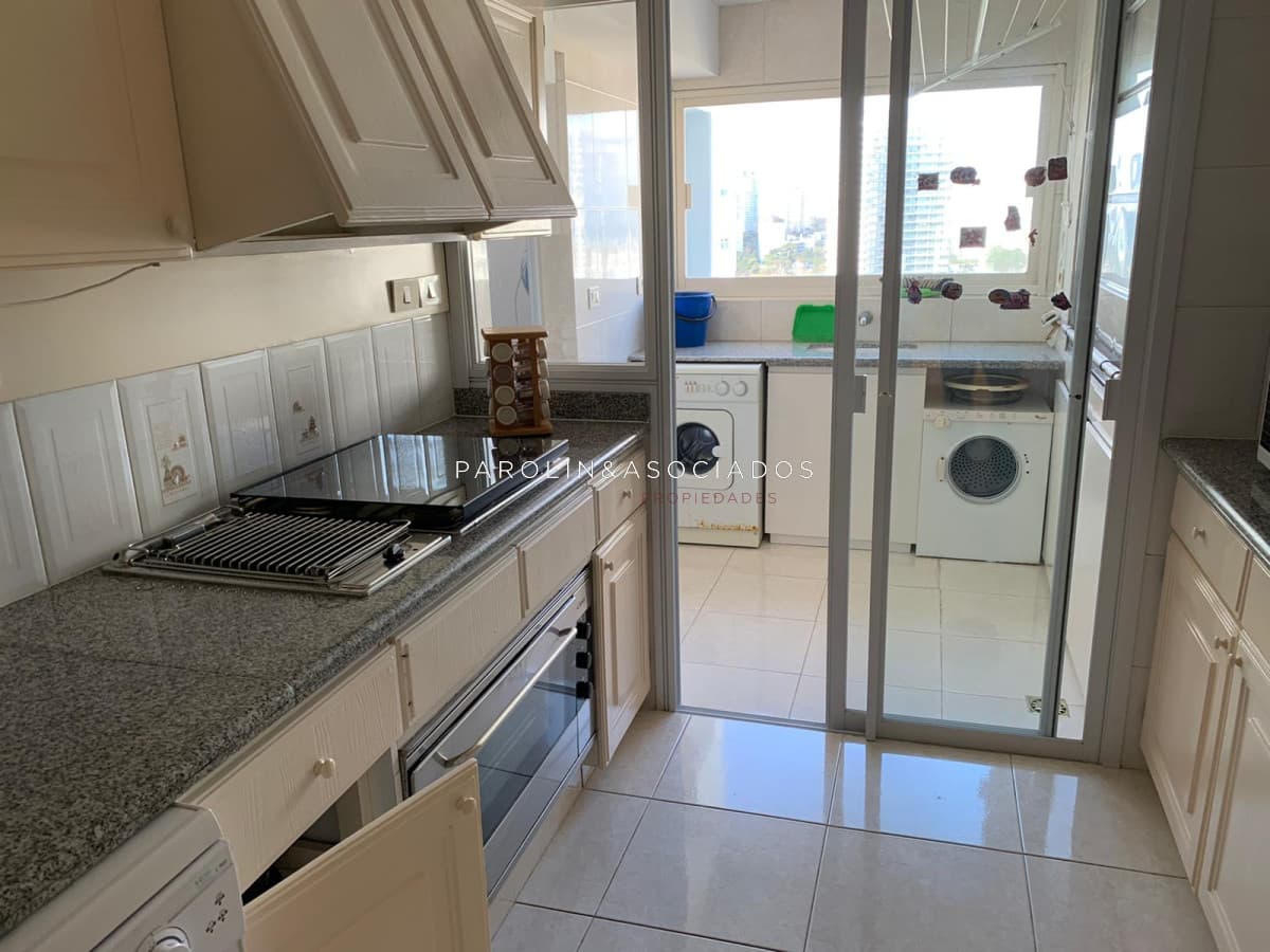 Apartamento en venta en Beverly Tower, Punta del Este.