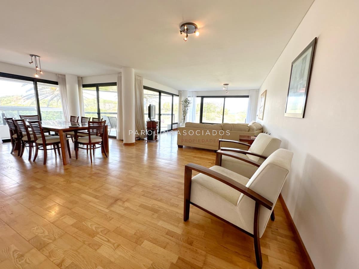 Apartamento en venta en primera linea de brava de 3 dormitorios edificio Arenas Blancas, Punta del Este.