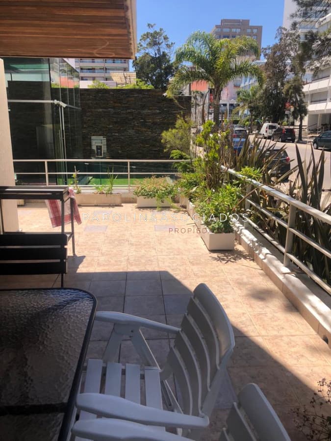 Apartamento de 2 dormitorios en venta en Península, Punta del Este.