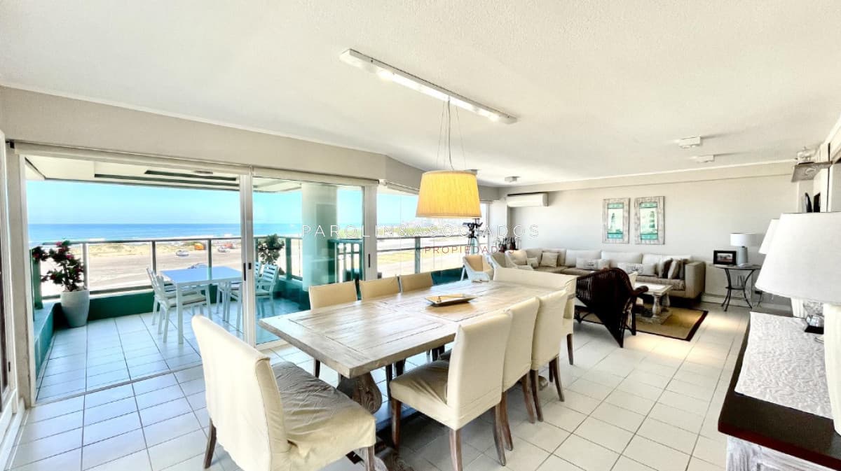 Apartamentos de 3 dormitorios en venta en Martinique, Punta del Este.
