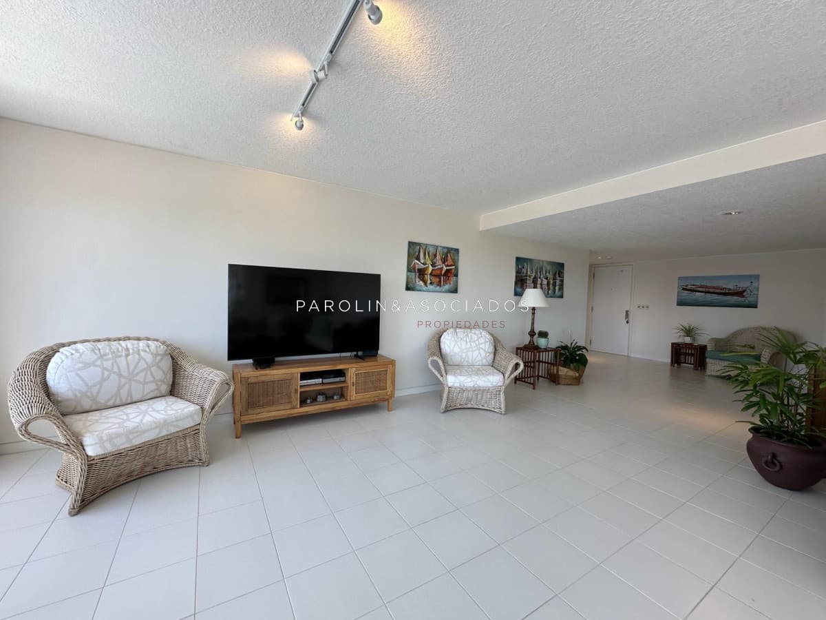 Oportunidad  en venta de 3 dormitorios en edificio Tiburon ll, Playa Brava, Punta del Este.