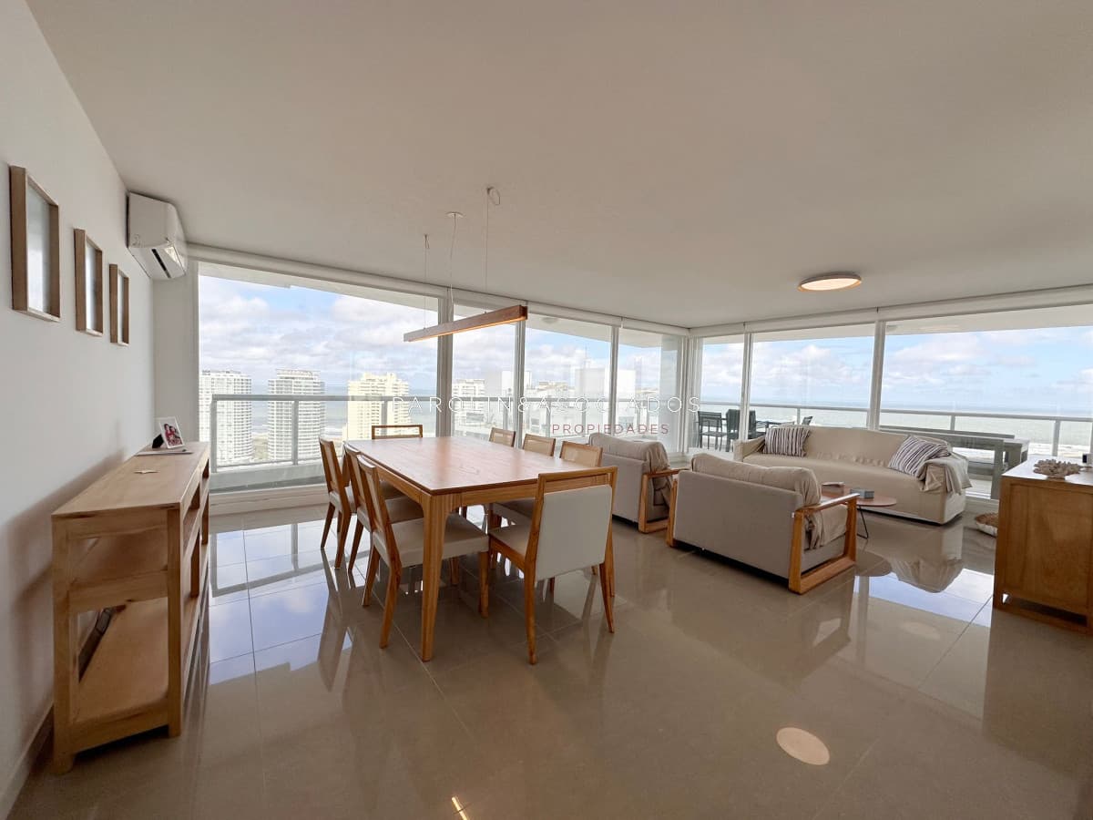 Apartamento de 3 dormitorios en suite en venta en Torre One, Punta del Este.