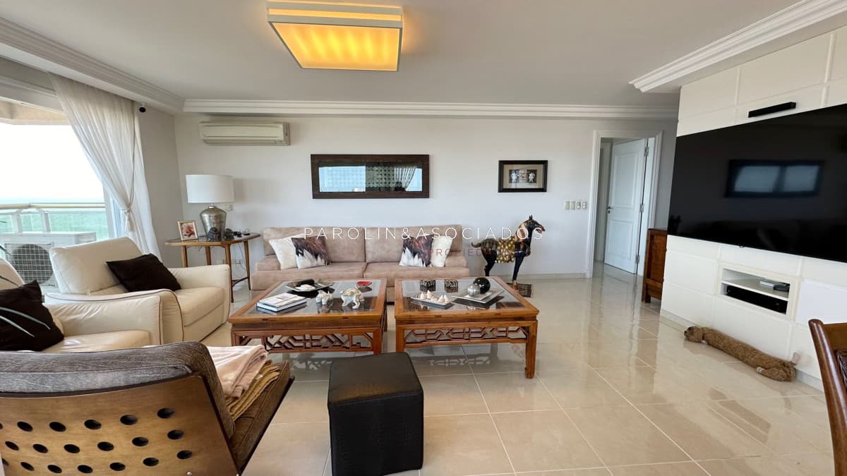 Apartamento en venta en Le Jardin de 3 dormitorios en suite en Mansa, Punta del Este.