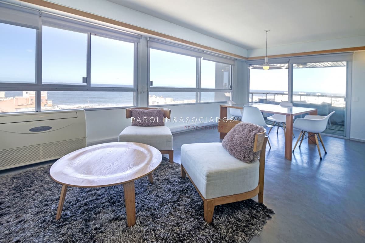 Apartamento en venta de 2 dormitorios en edificio Van Gogh, Punta del Este.