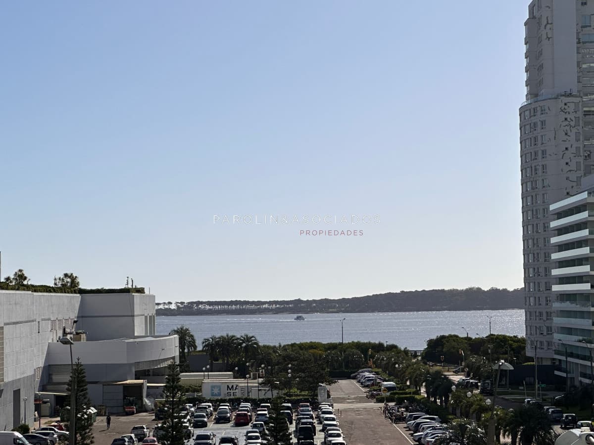 Apartamento en venta de 2 dormitorios en Casino Tower, Punta del Este.