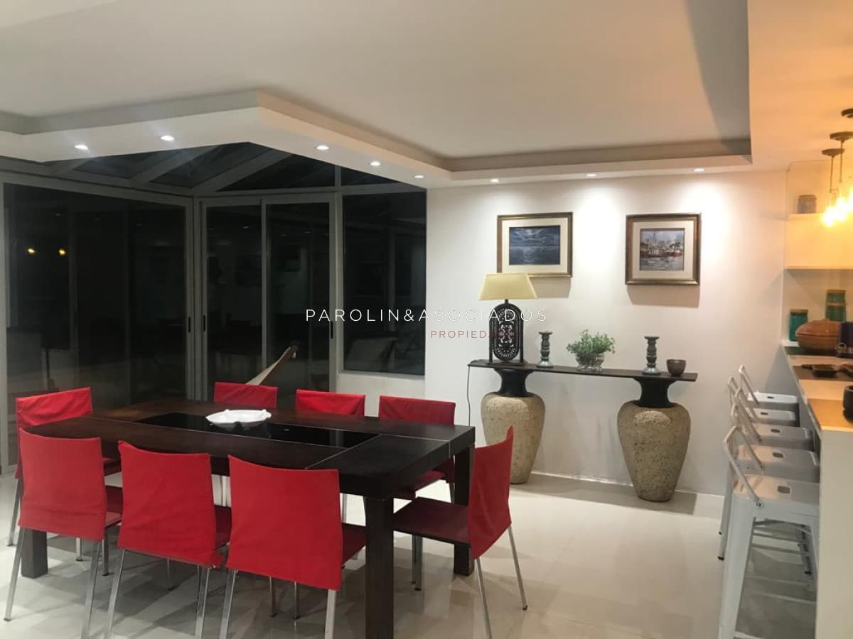 Penthouse en venta de 4 suites en edificio Punta Vapor, Punta del Este.