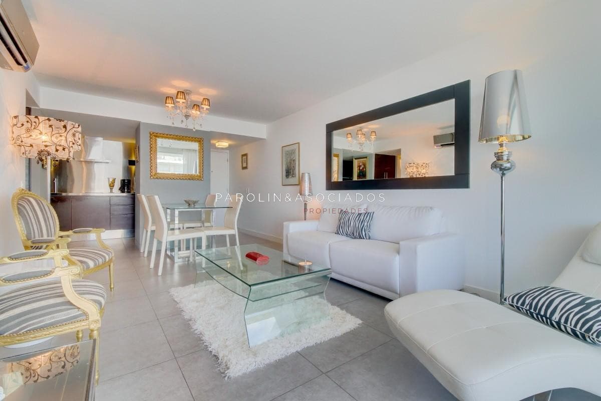 Apartamento en venta en piso alto en torre Yoo, Punta del Este.