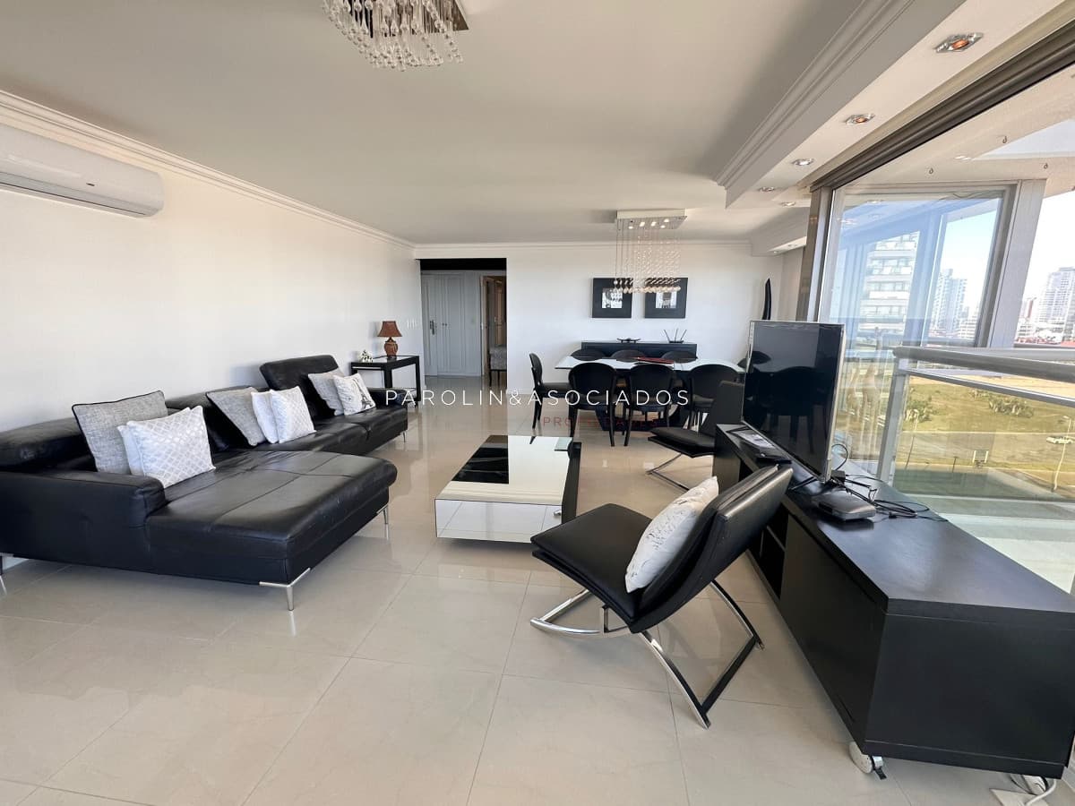 Apartamento de 3 dormitorios mas dependencia de servicio en Torre Imperiale, Punta del Este.