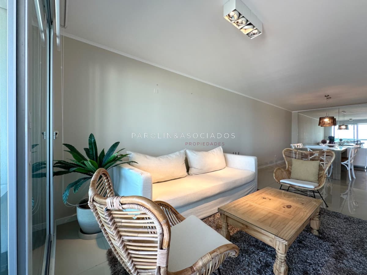 Departamento en Venta de 3 Dormitorios en edificio Wind Tower, Playa Brava Punta del Este